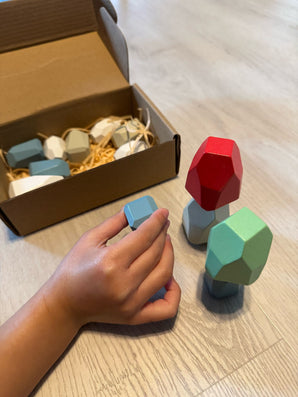 16 farbige Holz Stapelsteine - Kinder Balanciersteine für motorische Entwicklung